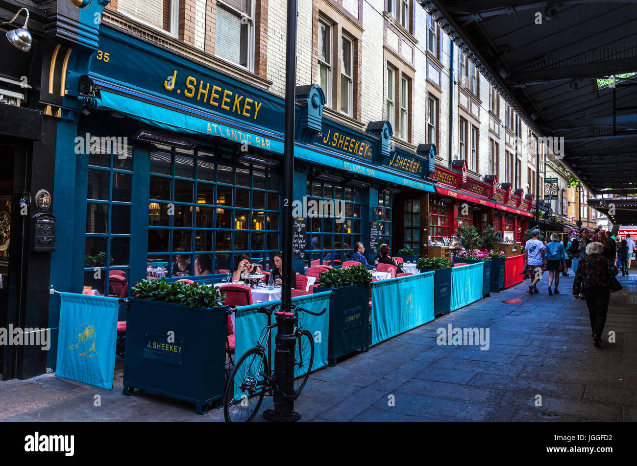 J. Sheekey, fruits de mer terrasse de restaurant sur St Martin's Court, Londres, Angleterre, WC2, au Royaume-Uni. Banque D'Images