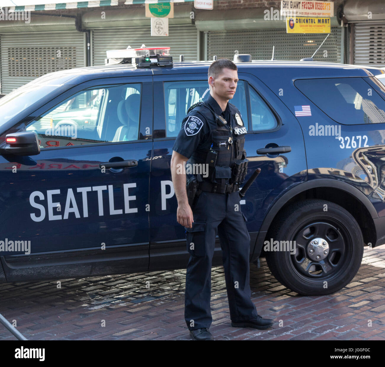 Policier à l'extérieur de voiture de police, pieu Place Market, Seattle, USA Banque D'Images