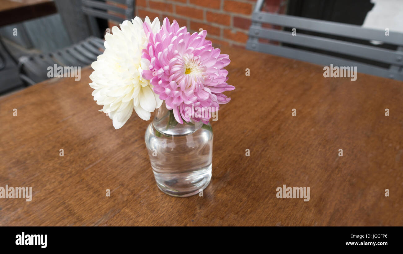 Arrangement de fleurs rose blanche table restaurant déjeuner dîner Banque D'Images