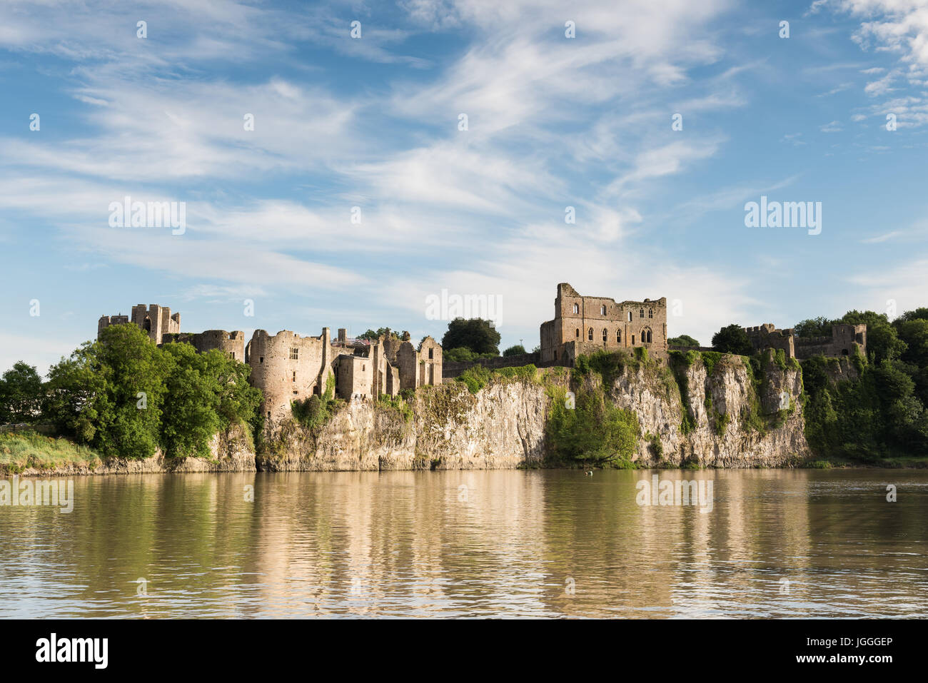 Le Château de Chepstow se reflétant dans les eaux de la rivière Wye. Banque D'Images
