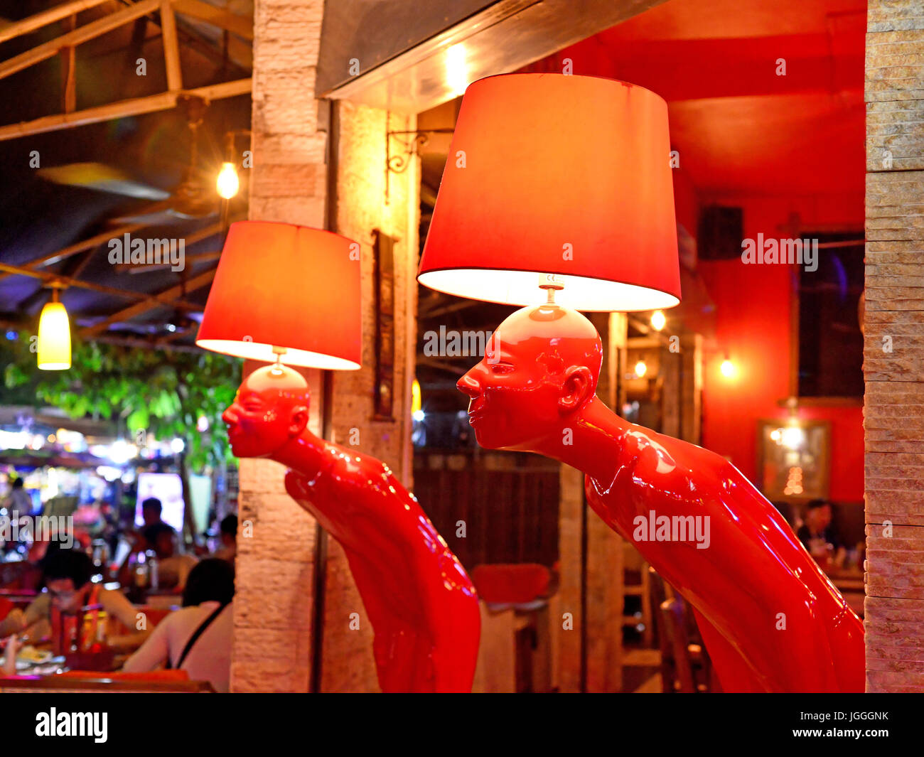 Cambodge Siem Reap barre rouge s'allume sur Pub Street at night Banque D'Images