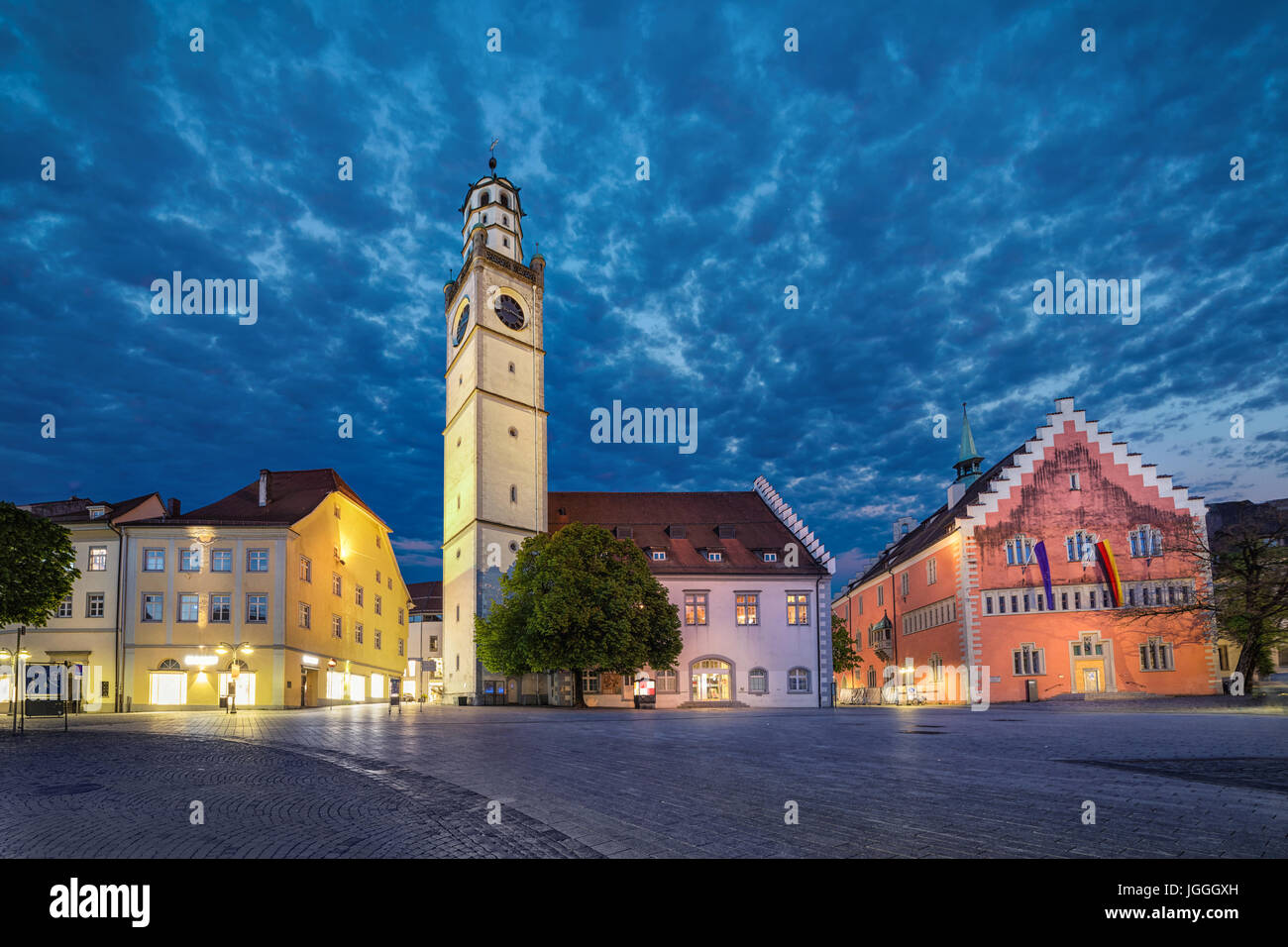 Sites historiques de Ravensburg : Blaserturm (la tour), le trompettiste Waaghaus (maison) et l'hôtel de ville (Rathaus) situé sur la place Marienplatz Banque D'Images