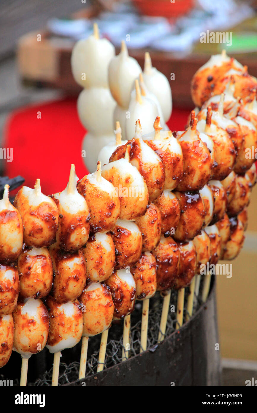 Yaki Dango brochettes grillées boulette de riz en face d'un restaurant à Ouchi-juku dans Shimogo à Fukushima Japon Banque D'Images