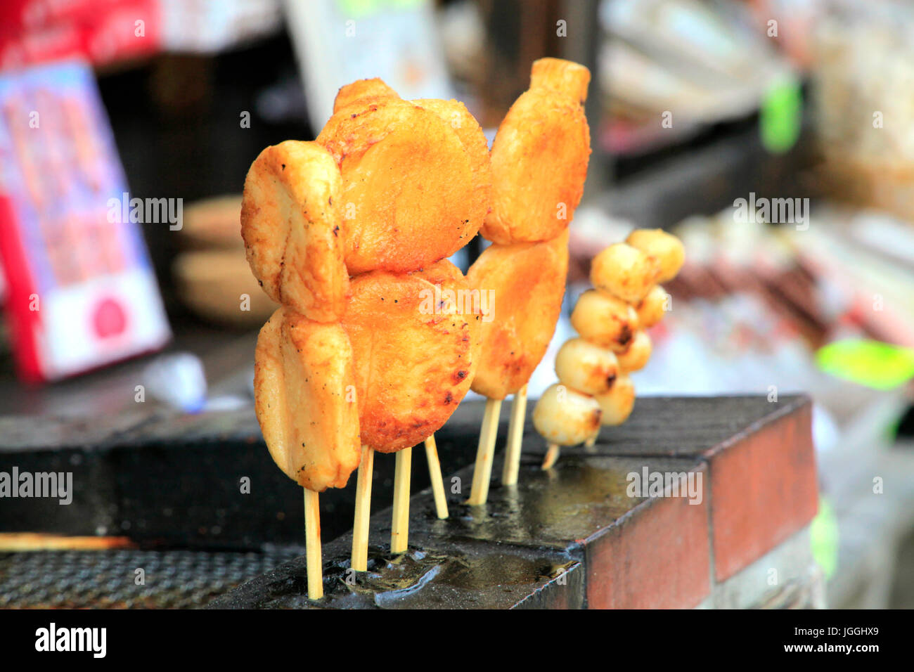 Assortiment de brochettes grillées Dango Yaki boulette de riz en face d'un restaurant à Ouchi-juku dans Shimogo à Fukushima Japon Banque D'Images