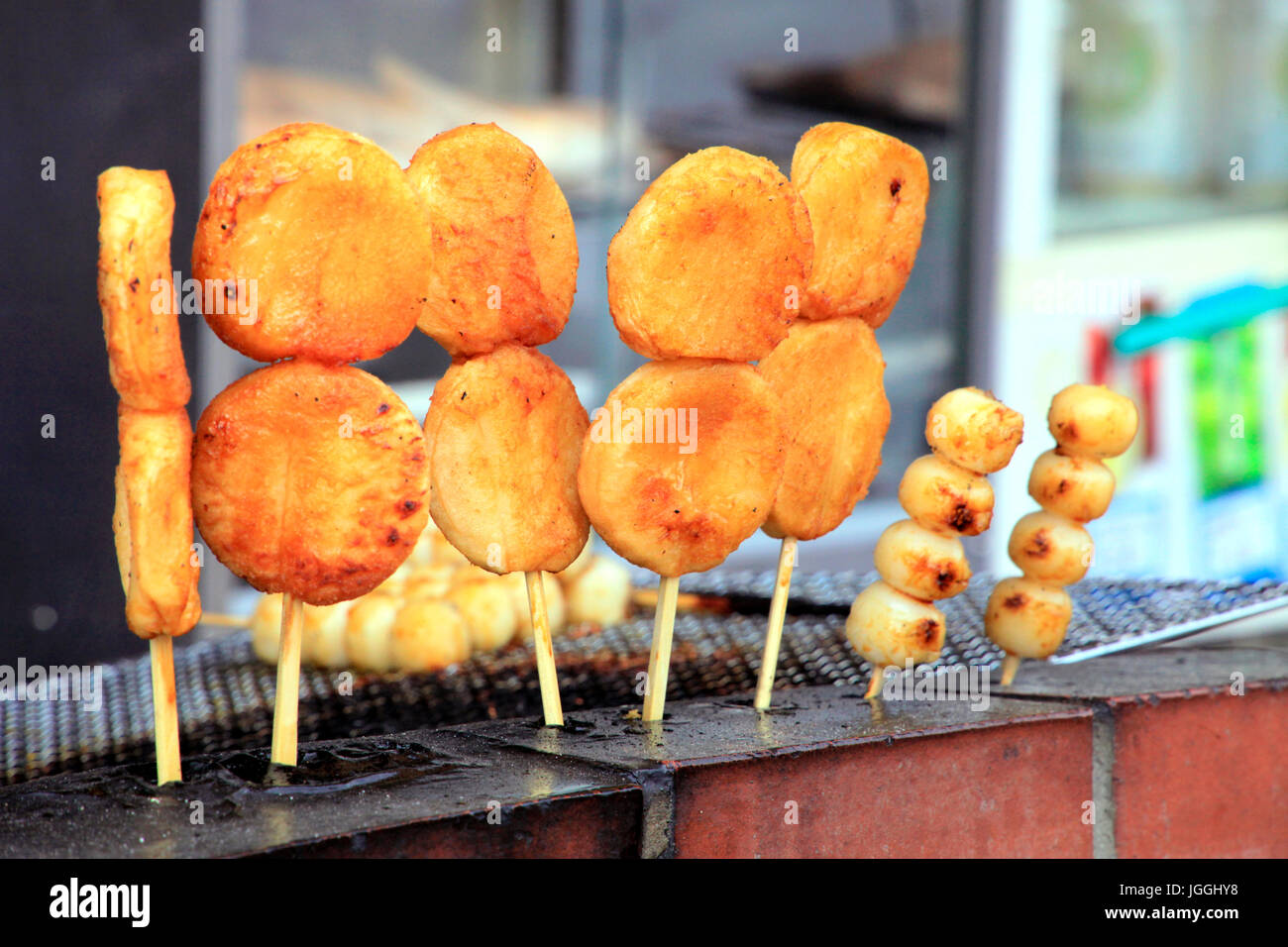 Assortiment de brochettes grillées Dango Yaki boulette de riz en face d'un restaurant à Ouchi-juku dans Shimogo à Fukushima Japon Banque D'Images