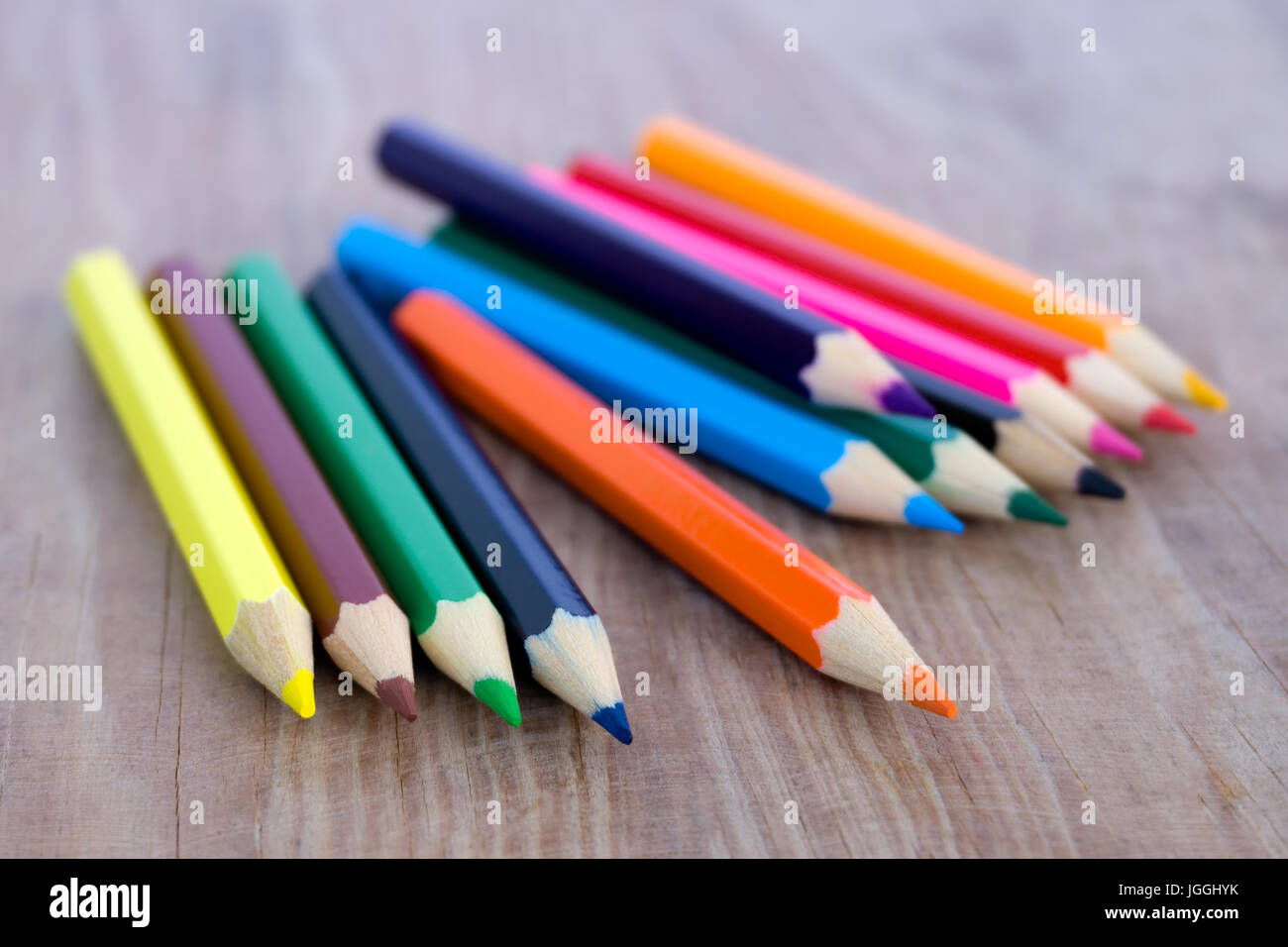 Crayon de couleurs sur la table en bois Banque D'Images