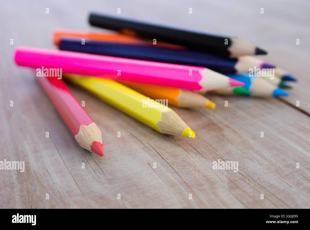 Crayon de couleurs sur la table en bois Banque D'Images