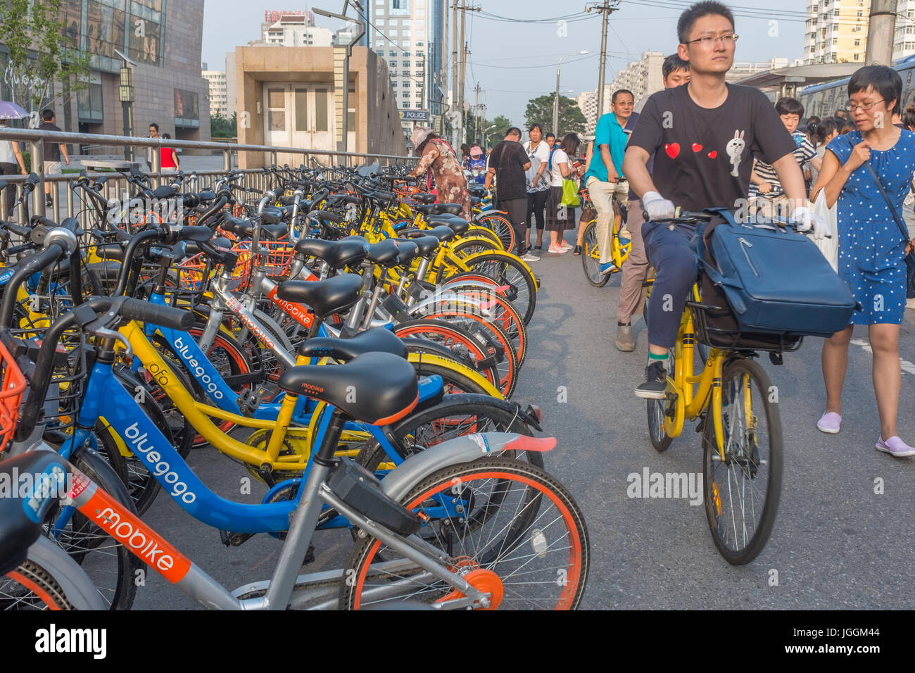 Les gens ride vélos partagés à Beijing, Chine. 07-Jul-2017 Banque D'Images