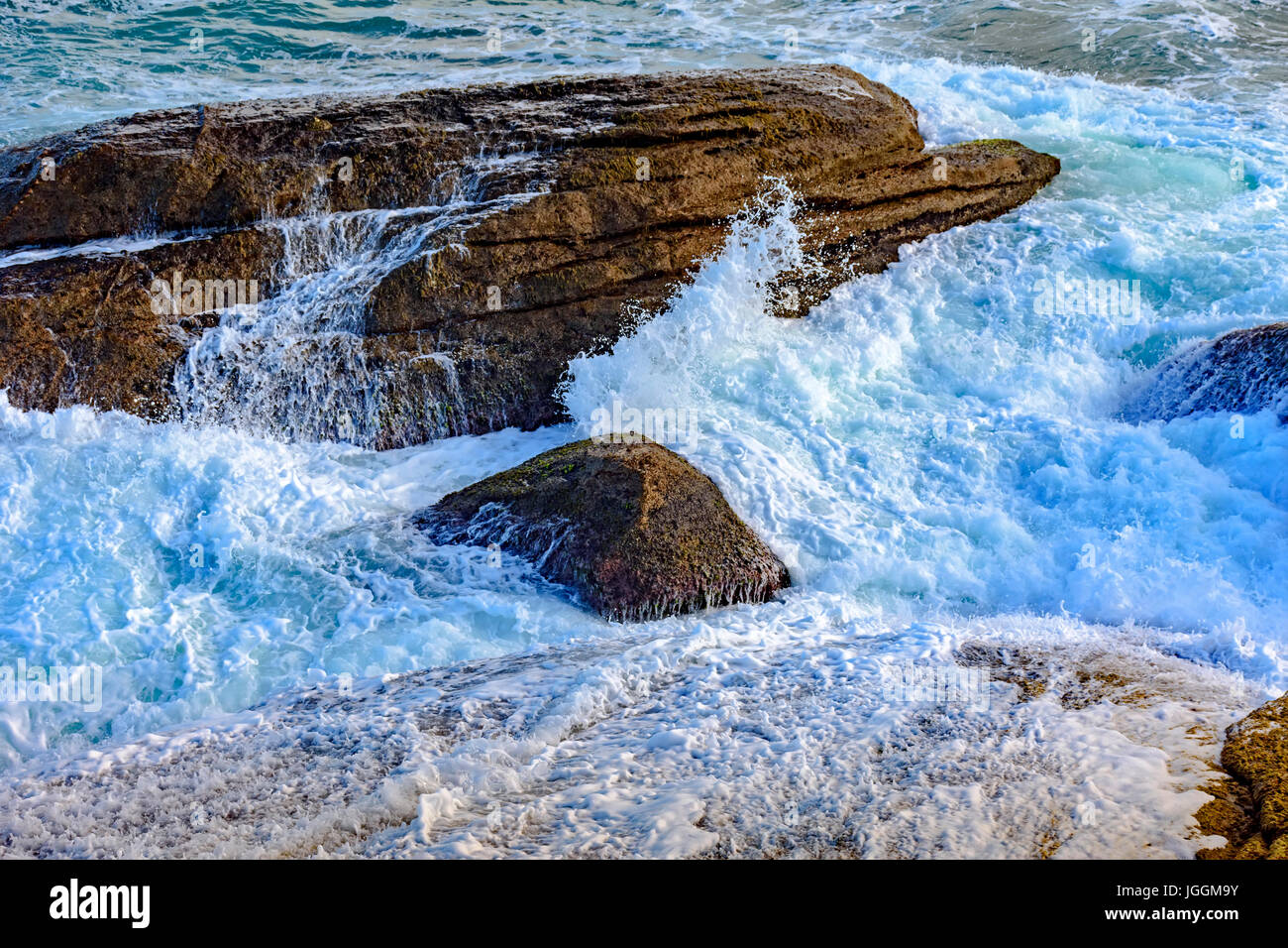 Briser l'eau de mer sur les pierres sur la plage Banque D'Images