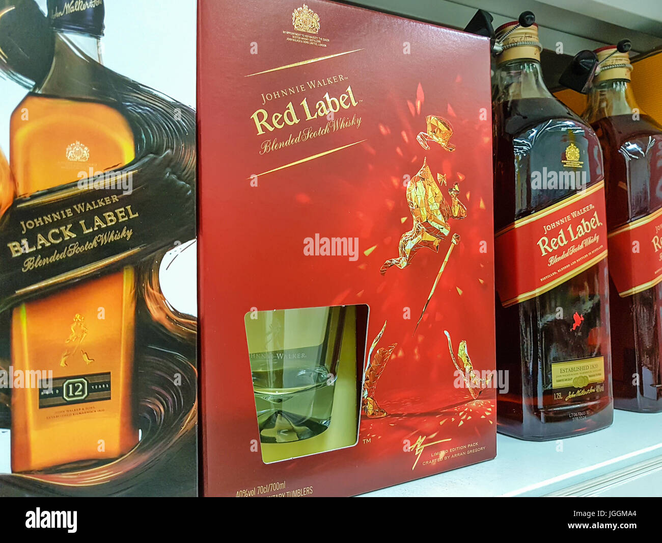 Nowy Sacz, Pologne - 30 juin 2017 : bouteilles de Scotch whisky Johnnie Walker sur les tablettes des magasins à vendre à l'hypermarché Auchan. Banque D'Images