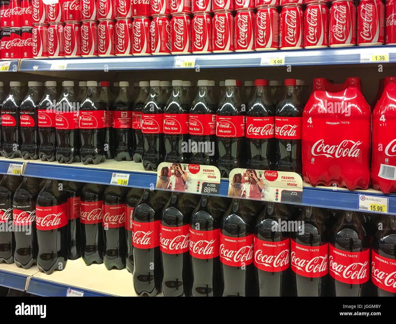 Nowy Sacz, Pologne - le 26 avril 2017 : bouteilles de Coca-Cola verre du  Coca-Cola Company dans un hypermarché E.Leclerc Photo Stock - Alamy