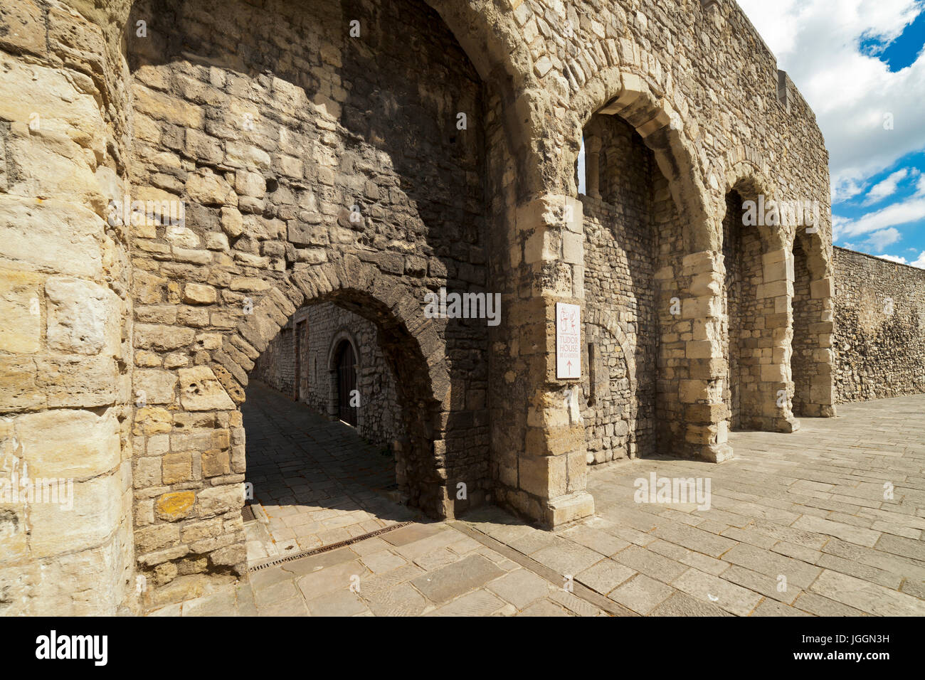 Les remparts de la vieille ville d'arcades et la passerelle menant à Blue Anchor Lane, dans l'ouest de l'Esplanade, à Southampton. Banque D'Images