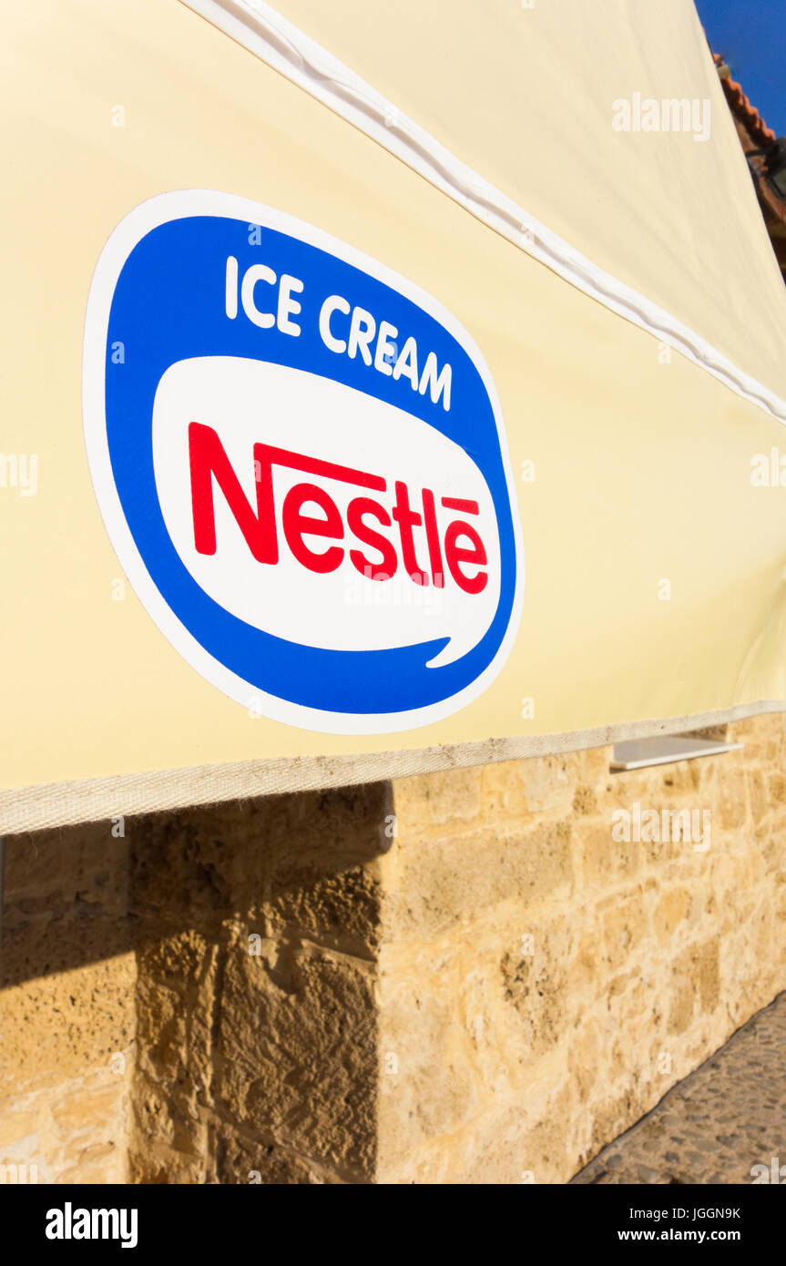 Paphos, Chypre - Novembre 13, 2013 La crème glacée Nestlé Omnistor avec logo dans la rue. Banque D'Images