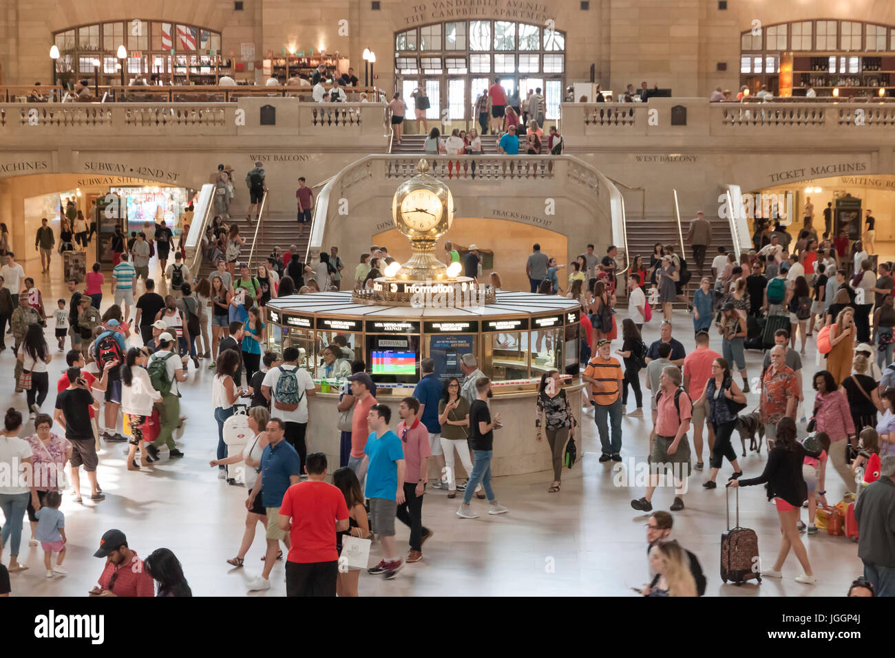 Grand Central Terminal, étage principal, stand d'information avec des gens tout autour. Banque D'Images
