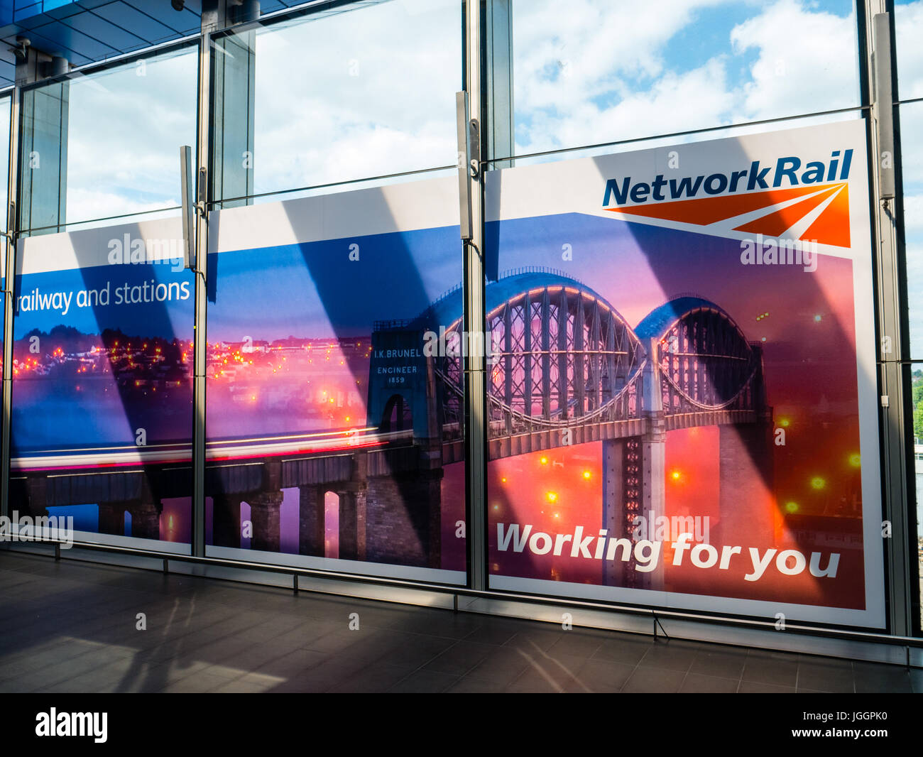 L'affiche de Network Rail, la gare de Reading, Reading, Berkshire, Angleterre, RU, FR. Banque D'Images