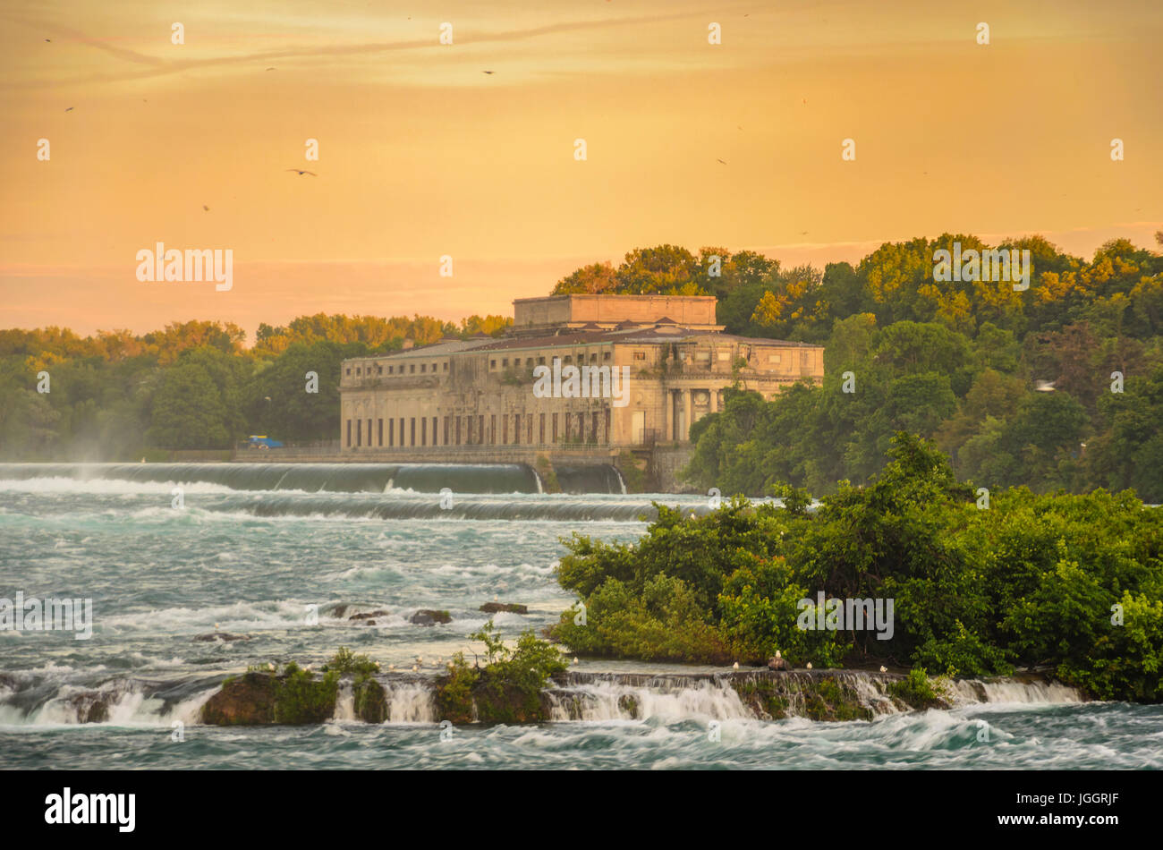 Les étonnantes chutes du Niagara au coucher du soleil. Les chutes canadiennes de l'Ontario, Canada Banque D'Images