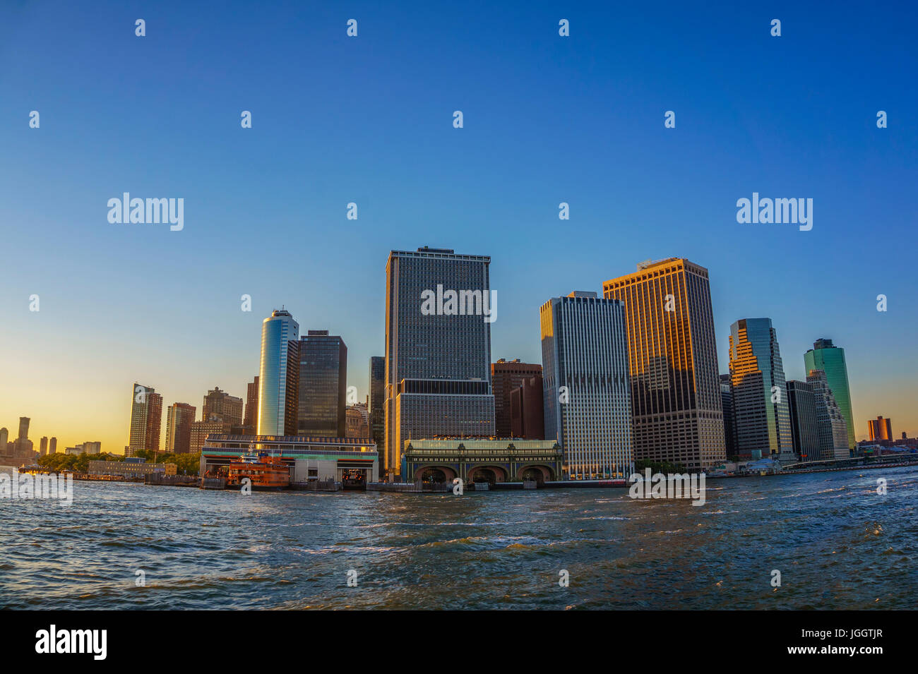 Croisière autour de Manhattan au coucher du soleil - architectural des bâtiments modernes à Lower Manhattan - vue sur l'horizon de New York City Banque D'Images