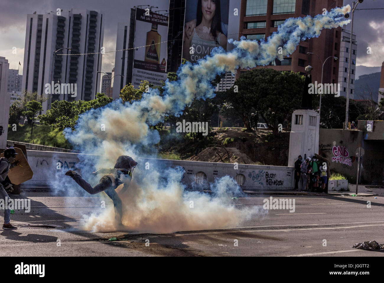 Caracas, Venezuela, le 6 juillet 2017. Les manifestants avaient tenté d'entrer dans la cour constitutionnelle mais ont été retenus par les membres de la garde nationale. Banque D'Images