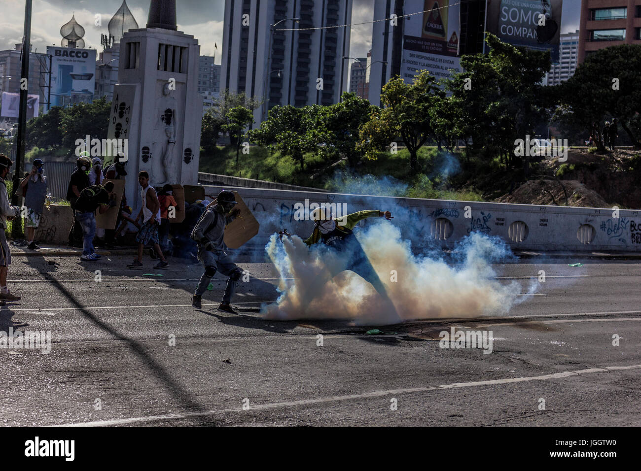 Caracas, Venezuela, le 6 juillet 2017. Les manifestants avaient tenté d'entrer dans la cour constitutionnelle mais ont été retenus par les membres de la garde nationale. Banque D'Images