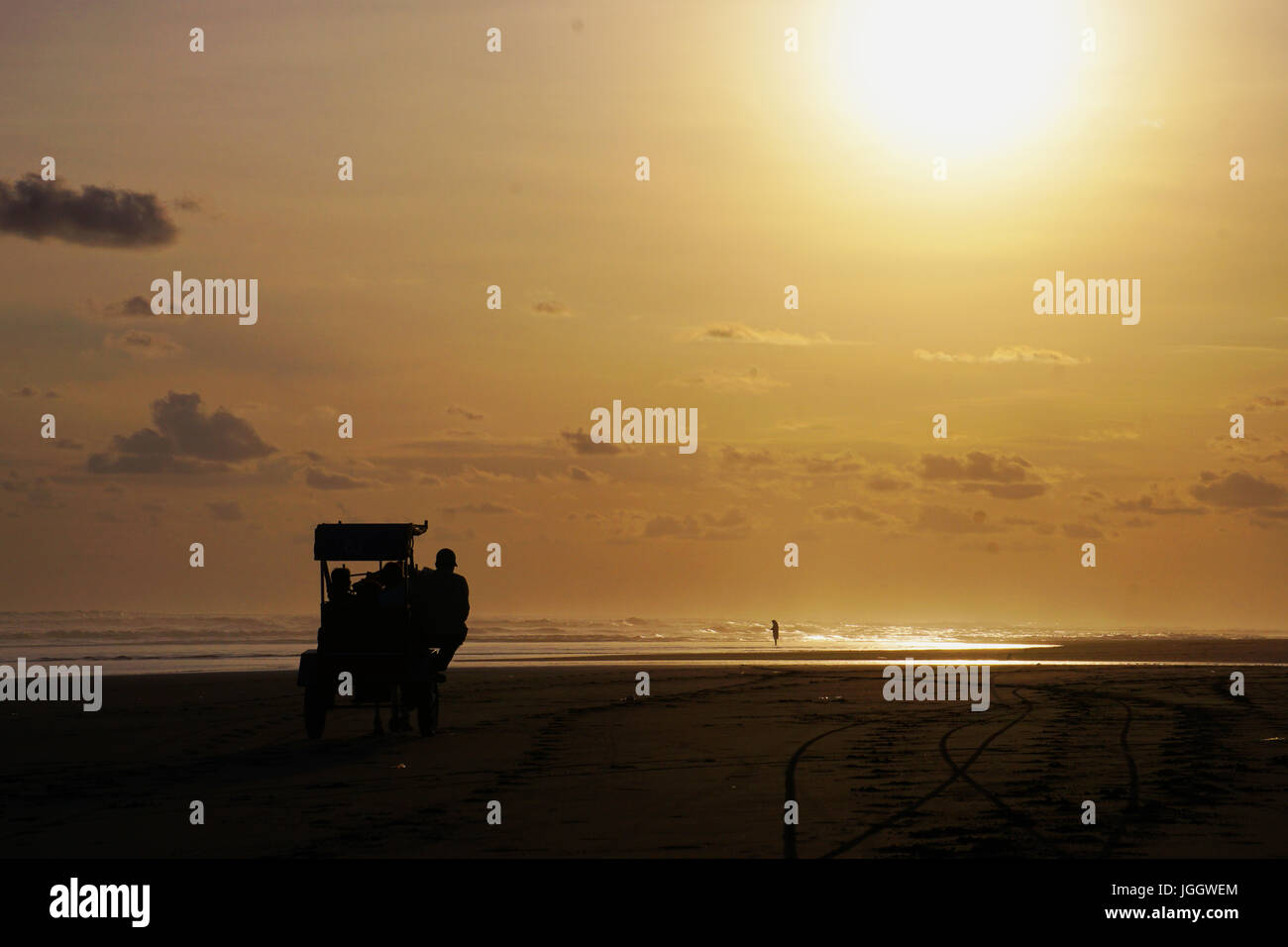 Certains sont de tourisme équestre 'Andong' dans la plage de Parangtritis, Bantul, Yogyakarta. Banque D'Images