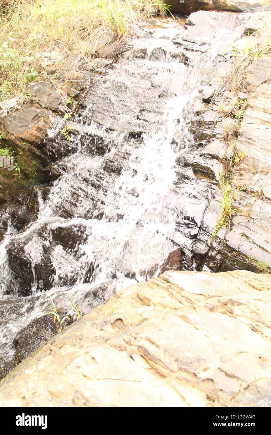 En 2016, Cascade, parc Ecológico Quedas do Rio Bonito, Lavras, Minas Gerais, Brésil. Banque D'Images