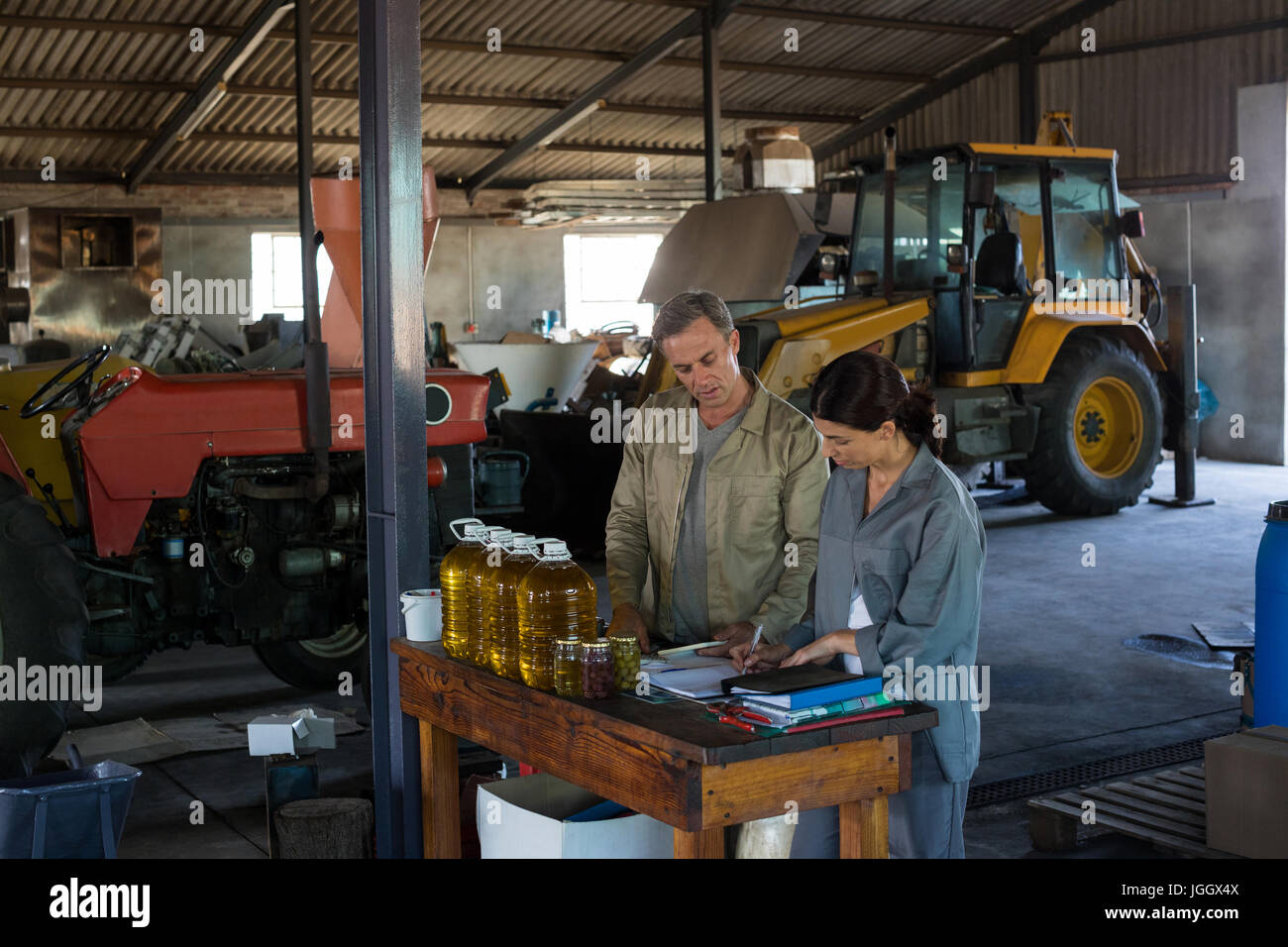 Le maintien des travailleurs dans l'enregistrement d'adresses à l'usine d'olive Banque D'Images