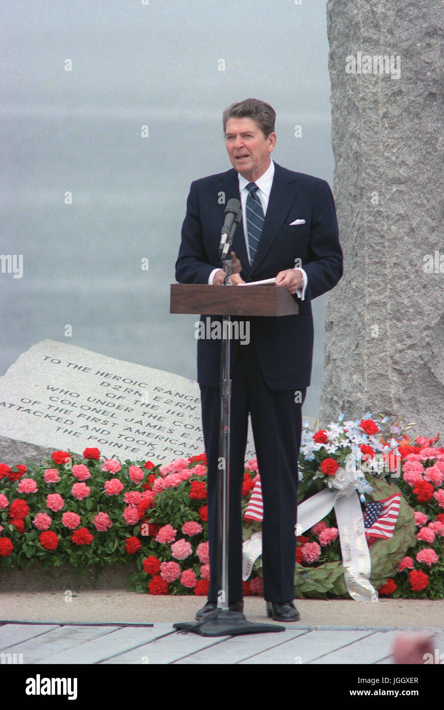 Le président Ronald Reagan parle au cours d'une cérémonie commémorant le 40e anniversaire du jour J, l'invasion de l'Europe. Banque D'Images