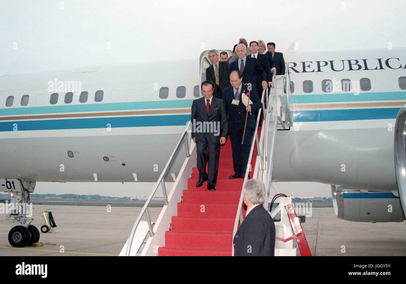 Dr. Carlos S. Menen, Président de l'Argentine, émerge de son avion instants après son arrivée à la base aérienne d'Andrews, dans le Maryland. Banque D'Images