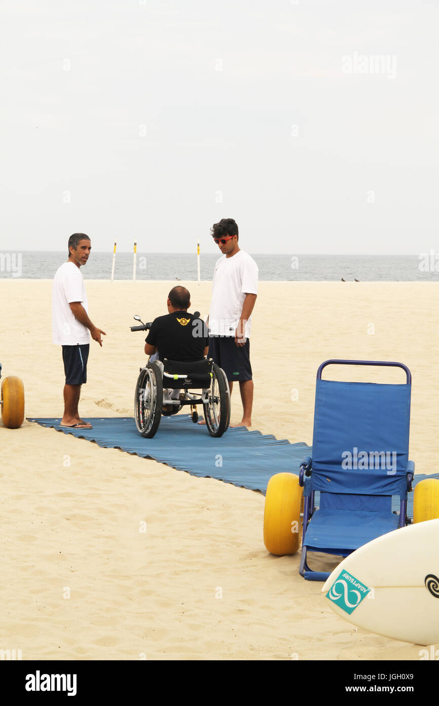Accessible en fauteuil roulant, plage, siège amphibie, la plage de  Copacabana, 2016, Copacabana, Rio de Janeiro, Brésil Photo Stock - Alamy