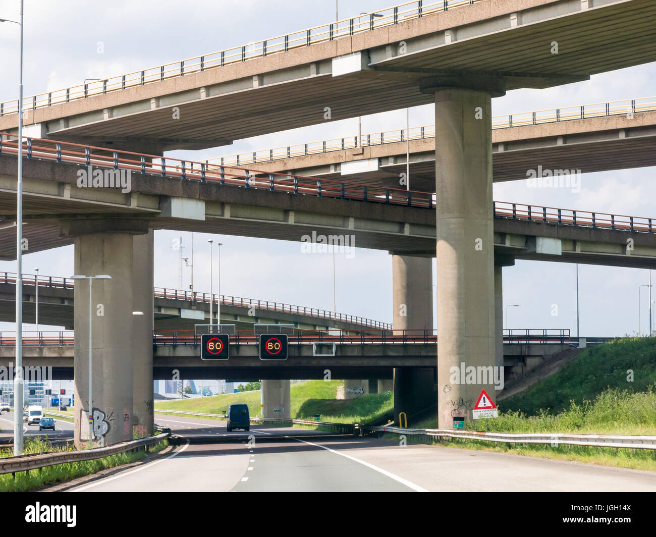 L'autoroute A12-A4 flyover Prins Clausplein interchange pile à La Haye, Pays-Bas, South-Holland Banque D'Images