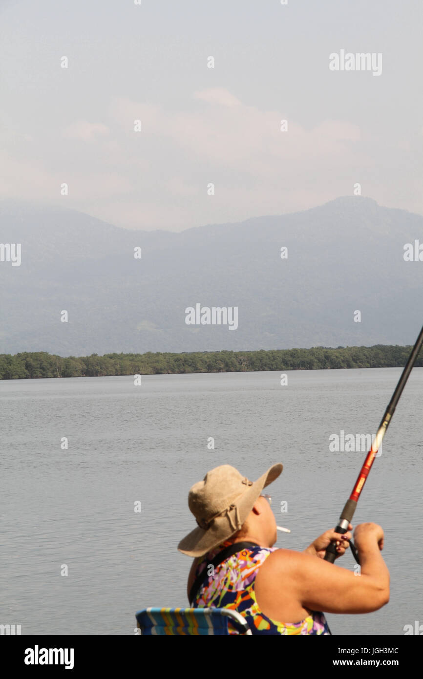 La canne à pêche ; personnes ; ; ; 2014 Portinho Praia Grande ; la côte Paulista de São Paulo ; Brésil. Banque D'Images