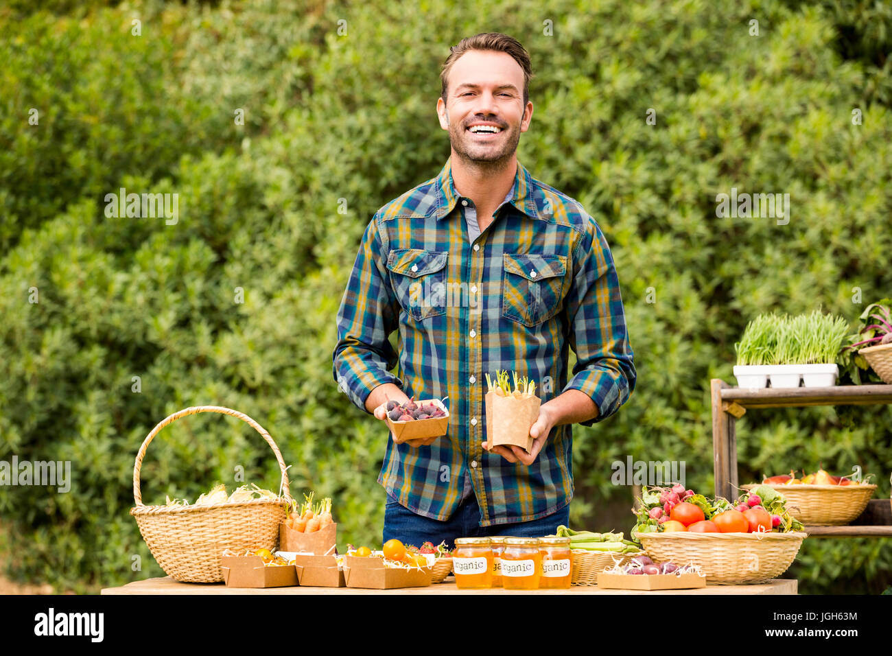 Portrait of handsome man vente de légumes biologiques à la ferme Banque D'Images