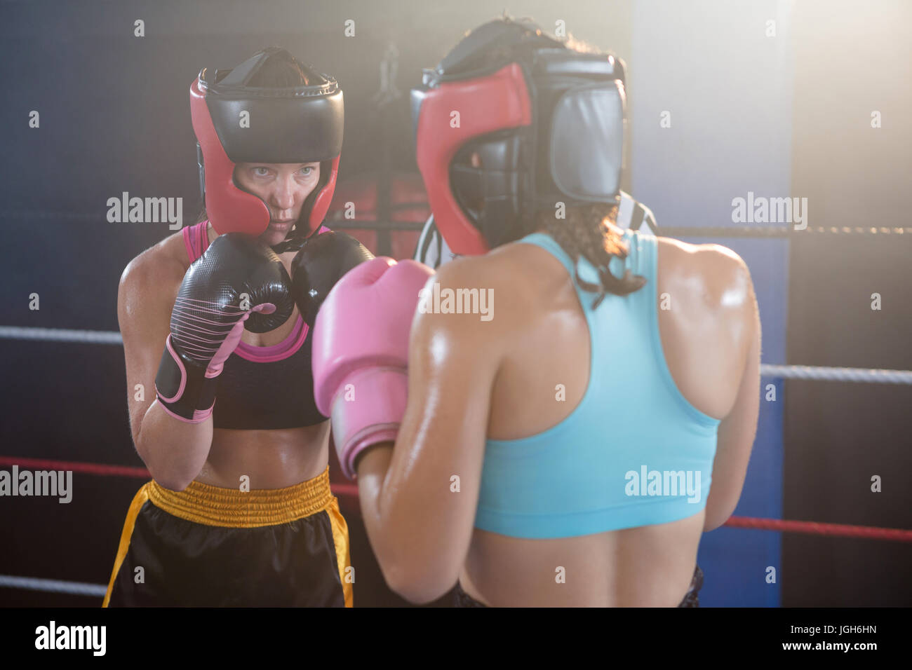 Les jeunes boxeurs femmes portant des vêtements de sport dans la région de ring de boxe Banque D'Images