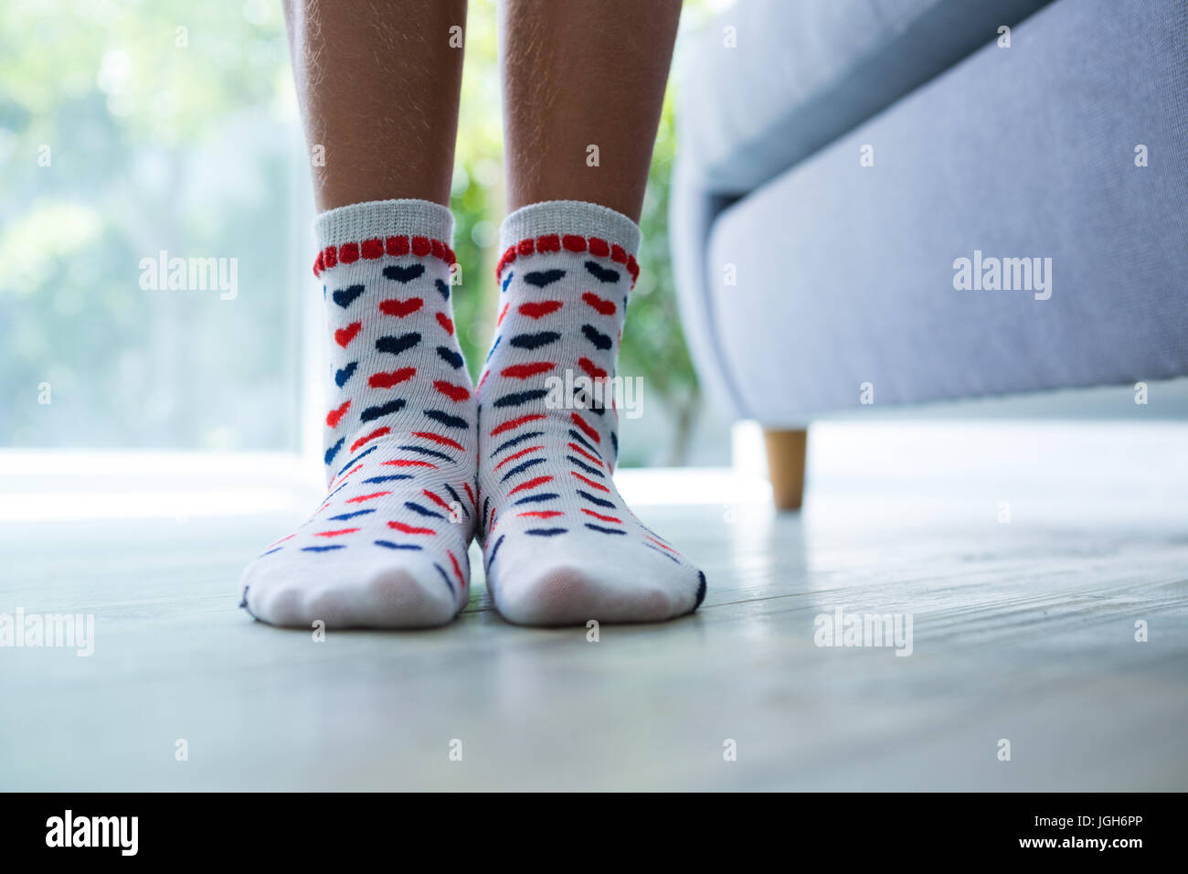 Girl wearing socks Banque de photographies et d'images à haute résolution -  Alamy