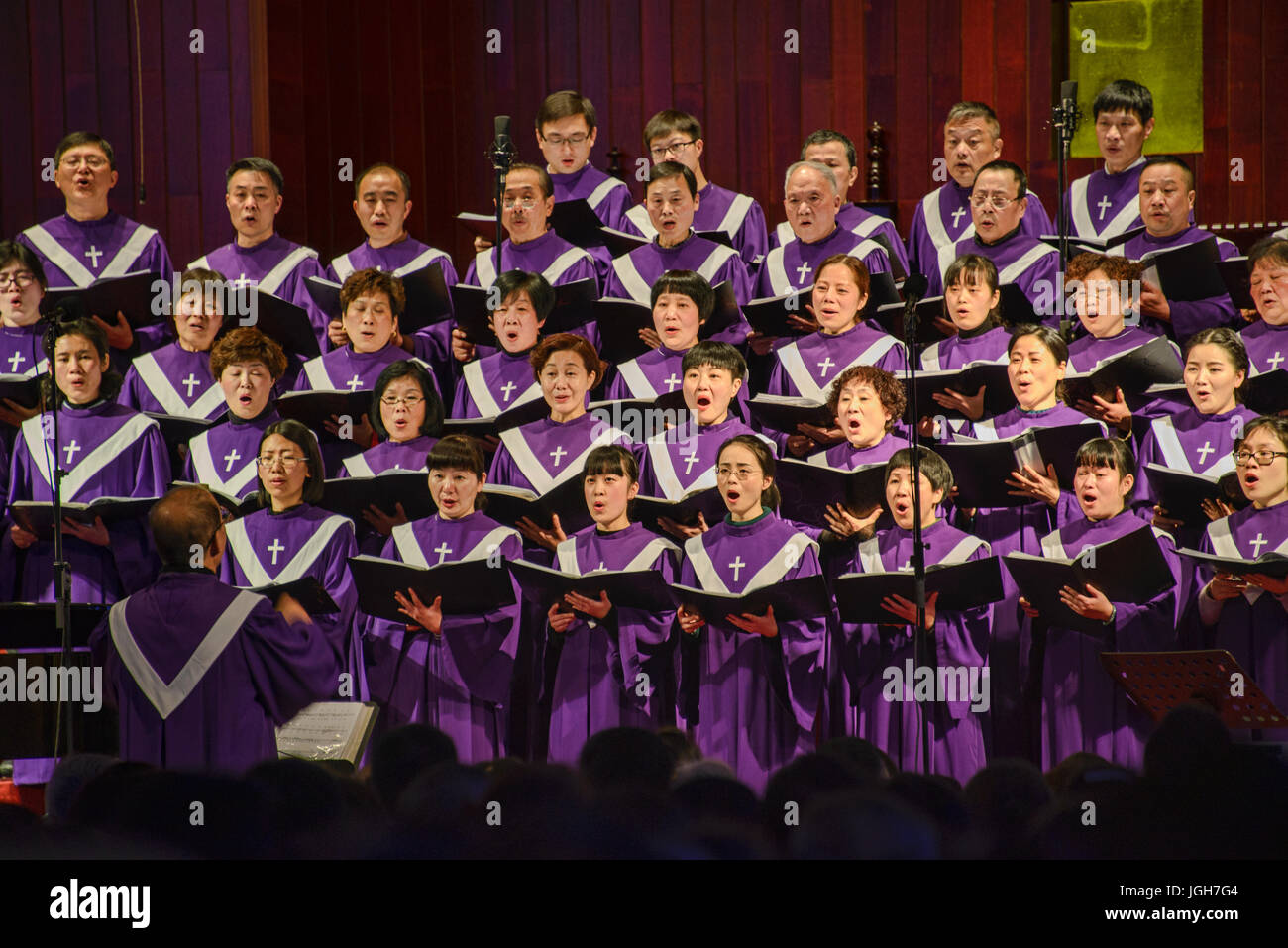 L'exécution de masse chorale à Noël dans le Clocher Église, Hangzhou, Chine Banque D'Images