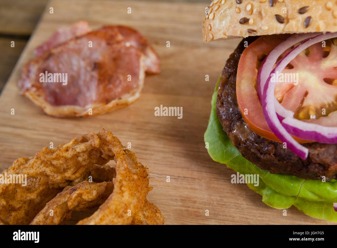 Close-up of hamburger et d'oignon sur planche à découper Banque D'Images