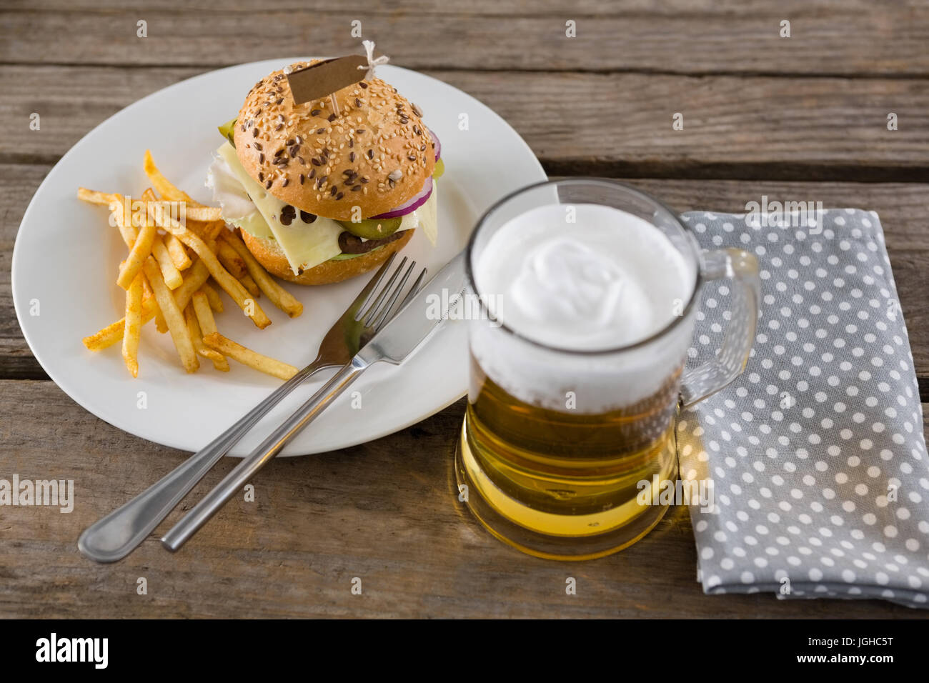 High angle view of cheeseburger avec frites servi dans la plaque en verre de bière sur la table Banque D'Images