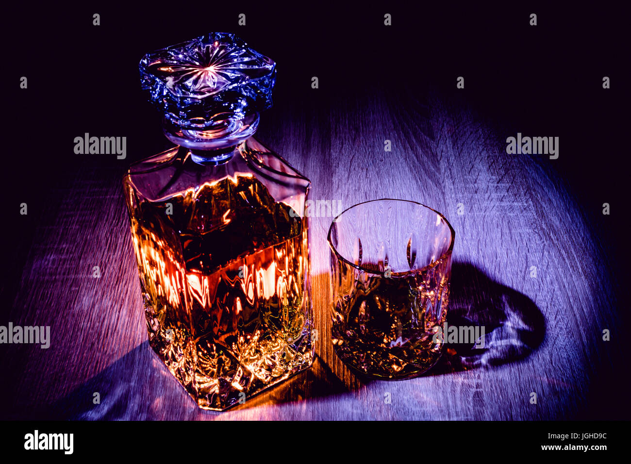Whiskey dans un décanteur avec certains lightpainting Banque D'Images
