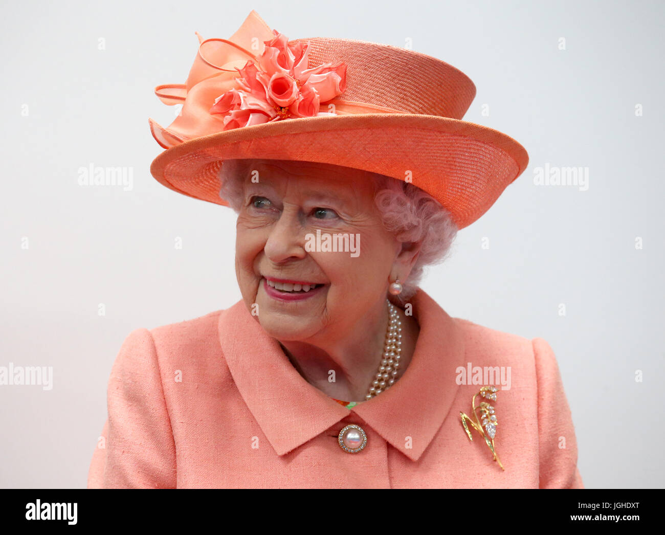 La reine Elizabeth II lors d'une visite du nouveau bâtiment de l'usine de Highland Spring Blackford, Perthshire. Banque D'Images