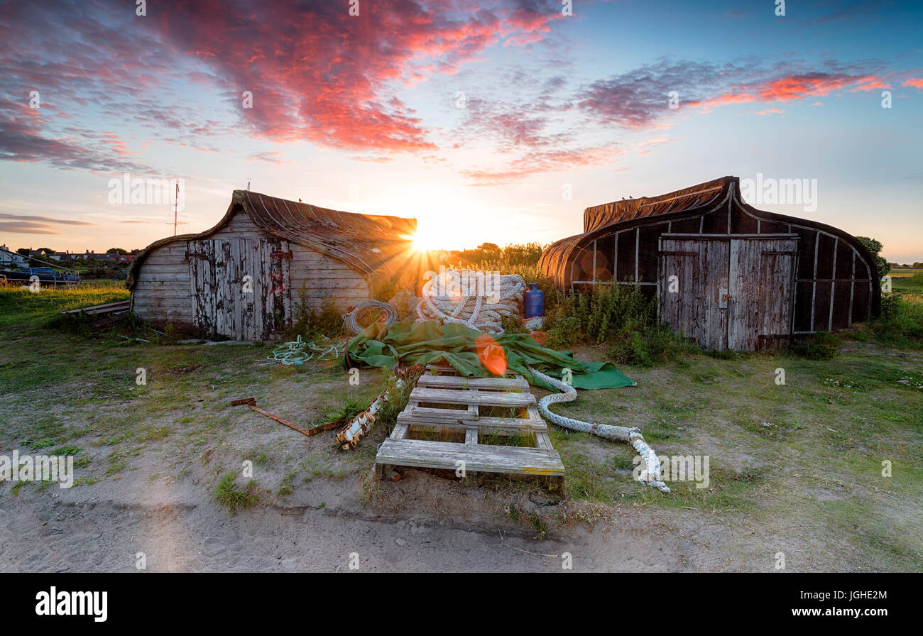 Magnifique coucher de soleil sur voile cabanes à l'Île Sainte de la côte de Northumberland Banque D'Images