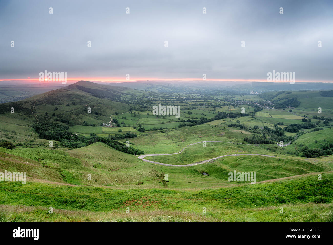 Stormy sunrise de Mam Tor dans le Peak District donnant sur la vallée de l'espoir Banque D'Images