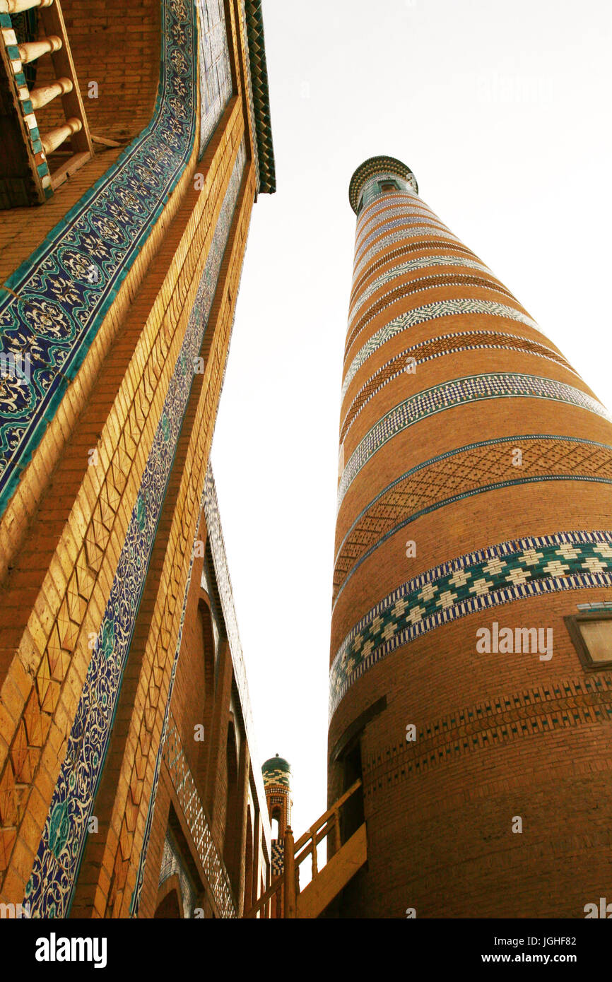 Vue sur le Minaret Islam Khodja Ichon-Qala la forteresse, la vieille ville de Khiva, en Ouzbékistan. Banque D'Images