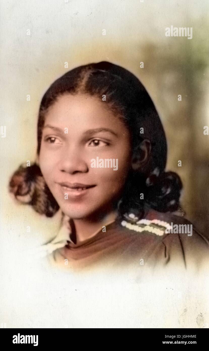 Portrait of young African American Woman, portant des T-shirt, à la voiture, l'expression souriante, 1915. Remarque : l'image a été colorisée numériquement à l'aide d'un processus moderne. Les couleurs peuvent ne pas être exacts à l'autre. Banque D'Images