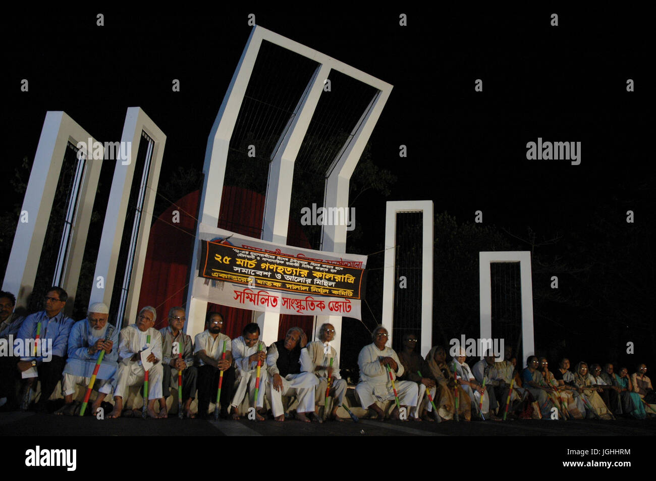 Sammilita Sangskritik Jote membres de l'organisation d'une procession aux chandelles à la Central Shaheed Minar à Dhaka à la veille de Jour de l'indépendance. Dhaka, Banque D'Images