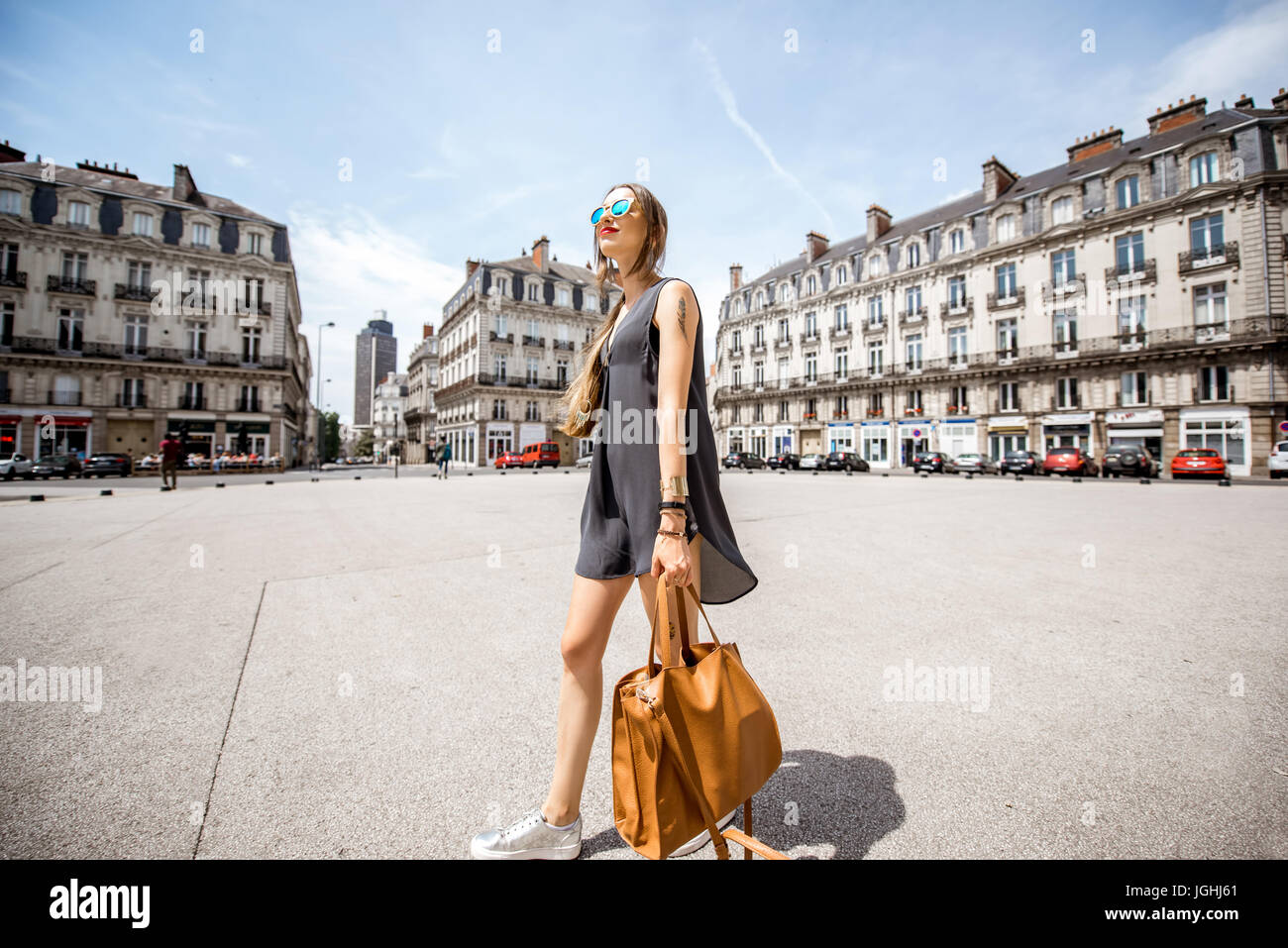Femme voyageant dans la ville de Nantes, France Banque D'Images