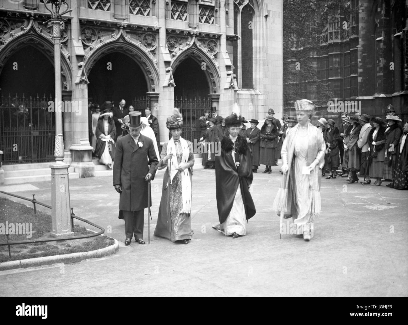 Le roi, George V, la reine Mary, la Reine Alexandra et l'Impératrice douairière Marie de la Russie sont vu quitter St Margaret's, Westminster, après le mariage du Marquis de Worcester et Lady Mary Cambridge Banque D'Images