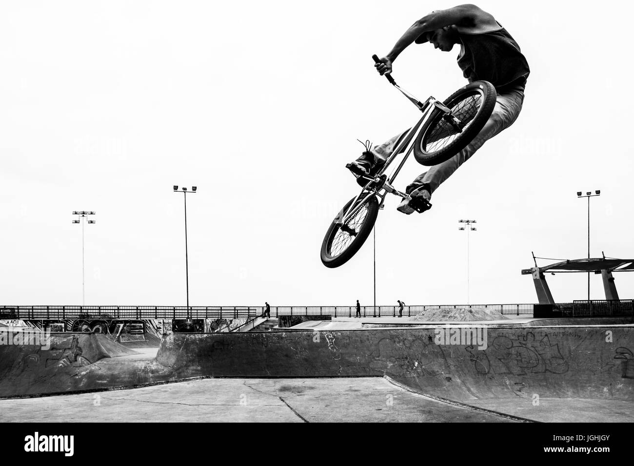 Jeune homme sautant avec un vélo au skatepark, à Playa Brava. Iquique, Chili, région de Tarapacá. 16.11.15 Banque D'Images