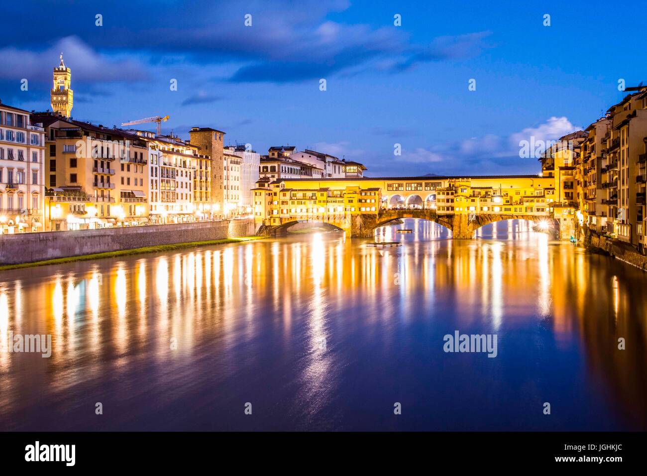 Le Ponte Vecchio (Vieux Pont) au soir. Florence, Province de Florence, en Italie. 16.12.2012 Banque D'Images Le Ponte Vecchio (Vieux Pont) au soir. Florence, Province de Florence, en Italie. 16.12.2012 Banque D'Images