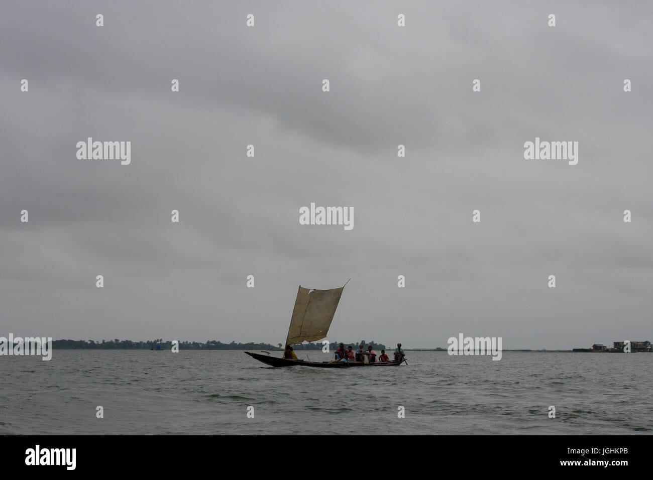 Bateau sur le Dingapota Dingapota Haor ou grand marais dans Mohonganj dans le district de Netrokona. Le Bangladesh. Banque D'Images