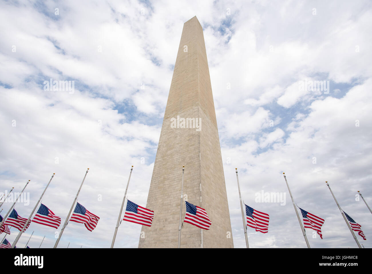 Le Washington Monument entouré par des drapeaux à Washington, DC Banque D'Images